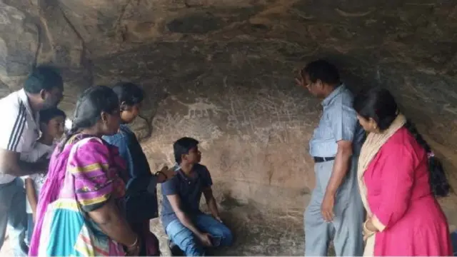 பேராசிரியர் ரவியுடன் கல்வெட்டியல் மாணவர்கள்