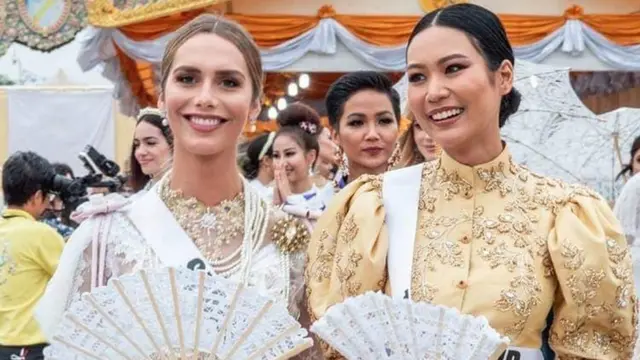 อังเฆลา ถ่ายรูปคู่กับ โศภิดา กาญจนรินทร์ มิสยูนิเวิร์สไทย ในงานอุ่นไอรัก คลายความหนาว