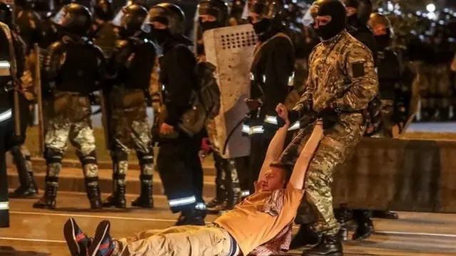 Một người biểu tình bị cảnh sát kéo lê ở Minsk, Belarus.