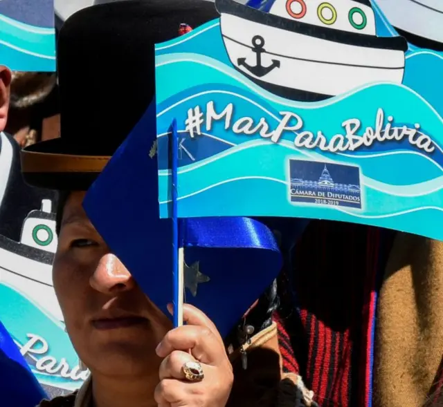 Boliviana con bandera marítima
