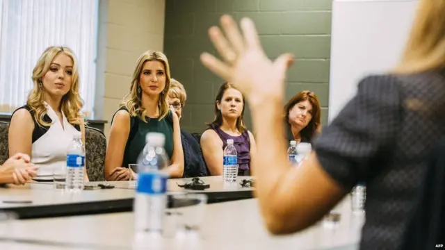 ایوانکا او ناسکه خور ېې تیفاني (کیڼ اړخ کې) د ډونلډ ټرمپ په ټاکنیز کمپاین کې فعالې وې.