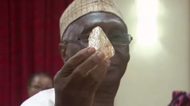 Sierra Leone Madenler ve Doğal Kaynaklar Bakanı Alhaji Minkailu Mansaray, elması basın mensuplarıyla paylaştı