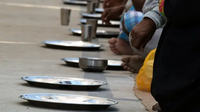 कोरोना महामारी के मद्देनज़र लगाए गए एक रिलीफ़ कैंप की तस्वीर