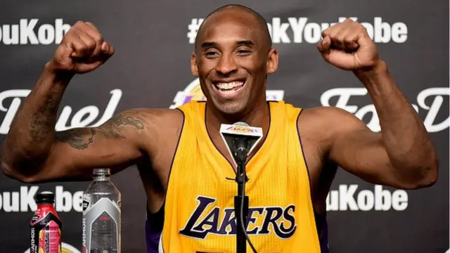 Kobe Bryant akifurahia baada ya kufunga pointi 60 katika mechi yake ya mwisho 2016