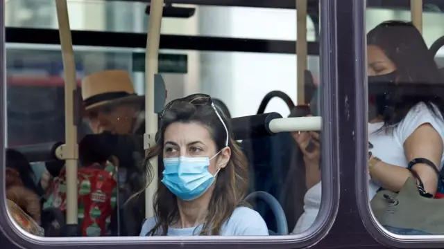Femme à l'intérieur d'un bus à Londres, Royaume-Uni