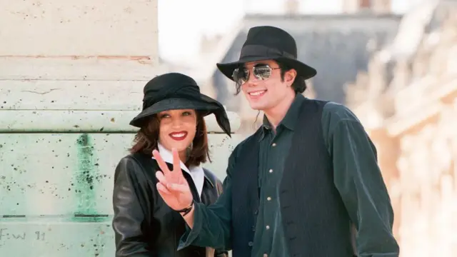 Lisa Marie Presley y Michael Jackson.