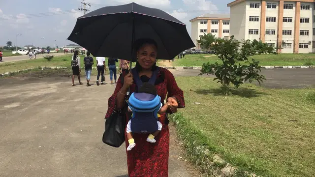 Woman cari her new born pikin