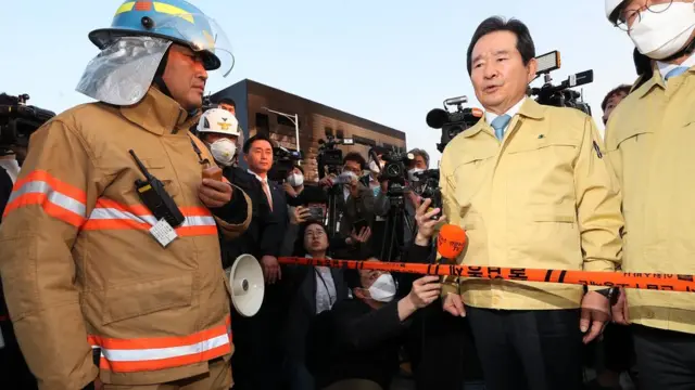 29일 정세균 국무총리가 화재 현장에서 상황을 보고 받고 있다