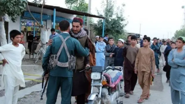 যুদ্ধবিরতির সময় তালেবানের সাথে সাধারণ লোকের কোলাকুলি।
