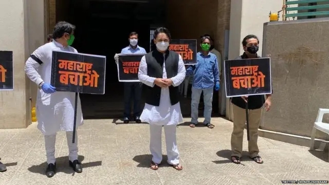 निलेश आणि नितेश राणे भाजपच्या आंदोलनादरम्यान