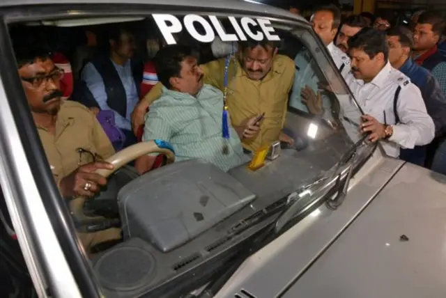 "இந்தி மேலாதிக்கவாதிகள், இந்தியாவைத் துண்டாட நினைக்கிறார்கள்"