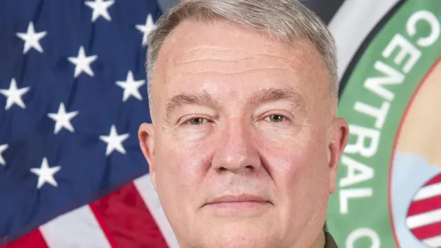 ژنرال فرانک مک کنزی فرمانده سنتکام به منطقه سفر کرده است