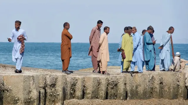 जिवानी बीच पर सूर्यास्त देखने के लिए इकट्ठे हुए लोग