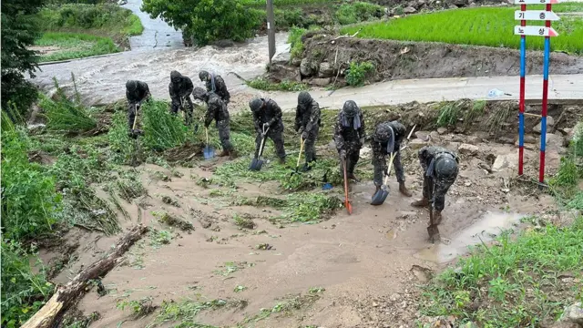 한국 육군 50사단 장병들이 15일 집중호우로 큰 피해를 입은 경북 예천에서 실종자 수색과 토사제거 등 수해복구 대민지원을 실시하고 있다