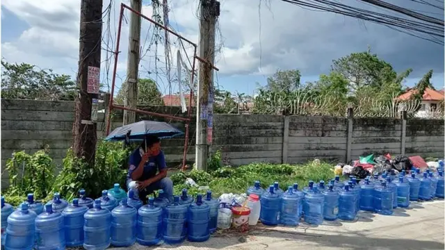 બીજી તરફ વાવાઝોડાની સમસ્યામાંથી પસાર થયેલા ઘણા વિસ્તારોમાં સ્થાનિકોને પાણી માટે લાંબી લાઇનોમાં લાગેલા જોઈ શકાય છે. વાવાઝોડા બાદ પાણીના સપ્લાય પર અસર પડી છે.