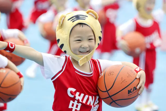 Menino chinês com camisa da China e bolacomo indicar na betbasquete