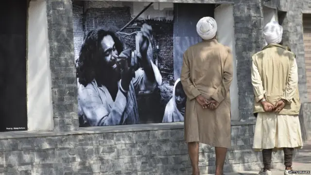 ਕਤਲੇਆਮ ਦੇ ਸਮਾਰਕ ਉੱਪਰ ਲੱਗੀਆਂ ਤਸਵੀਰਾਂ 1984 ਦਾ ਮੰਜ਼ਰ ਬਿਆਨ ਕਰਦੀਆਂ ਹਨ