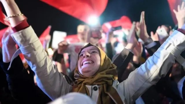 Simpatizantes del gobierno de turco celebran