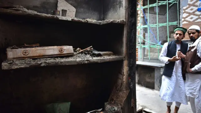 வட கிழக்கு டெல்லியில் கலவரத்தில் எரிக்கப்பட்ட கட்டடம்