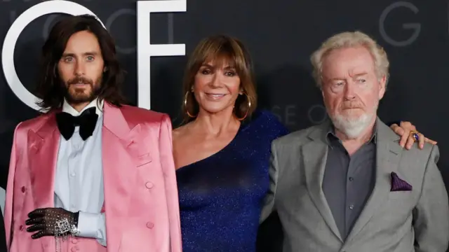 Jared Leto junto a al director Ridlay Scott y su esposa, Giannina Facio