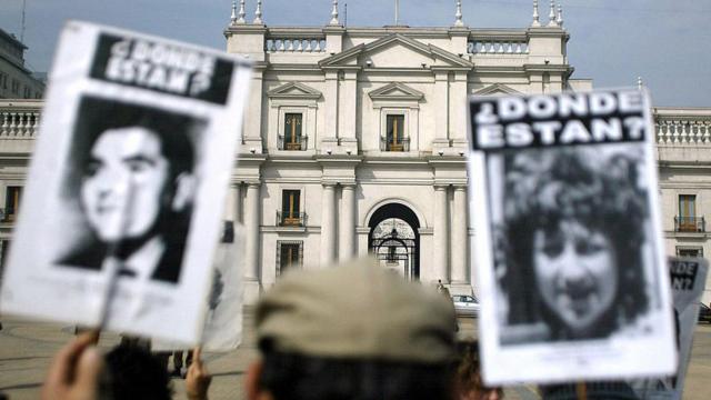 Manifestación por los desaparecidos durante el gobierno de Pinochet en Chile.