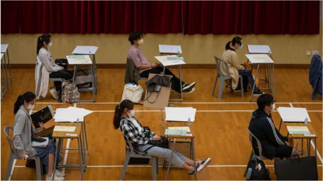 今年的香港中学文凭考试在疫情中进行，学校进行了隔离措施。