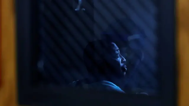 شخص يجلس منفردا