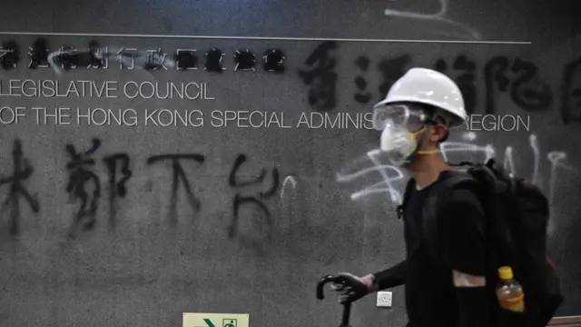 একপর্যায়ে ভবন ছেড়ে দেয় বিক্ষোভকারীরা