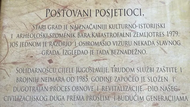 Tabla na ulazu u stari grad Bara