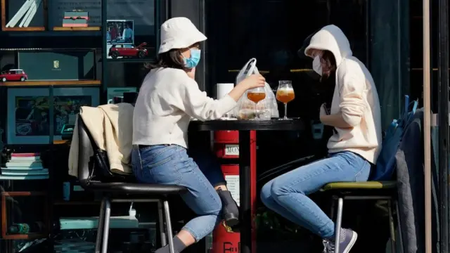 चीनमध्ये रेस्टॉरँट्समध्ये एका टेबलवर बसण्यावर मर्यादा घालण्यात आल्या होत्या.