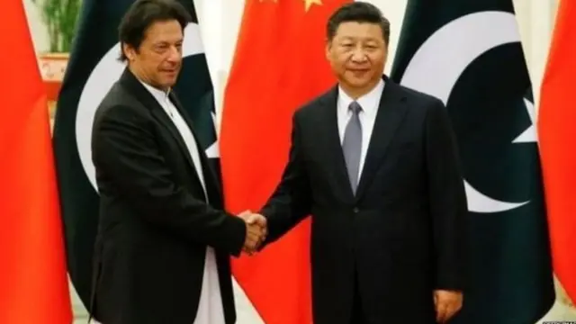 चीन के राष्ट्रपति शी जिनपिंग से मिलते पाकिस्तान के प्रधानमंत्री इमरान ख़ान