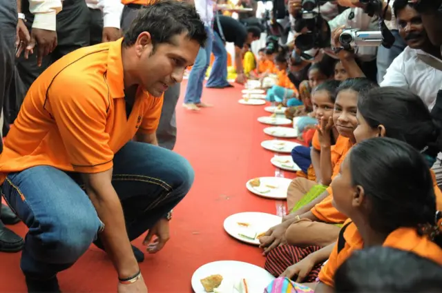 2009లో ముంబైలో జాయ్ ఆఫ్ గివింగ్ వీక్ కార్యక్రమంలో పాల్గొన్న సచిన్