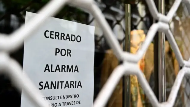 Cartel de cerrado por alarma sanitaria