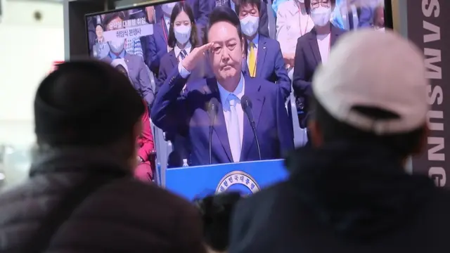 10일 오전 서울역 대합실에서 시민들이 제20대 윤석열 대통령 취임식 중계를 시청하고 있다