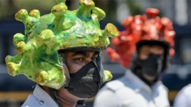 కరోనా వైరస్ ఆకారంలో ఉండే హెల్మెట్లు ధరించి వైరస్ తో వచ్చే ప్రమాదాల గురించిహెచ్చరిస్తున్న పోలీసులు