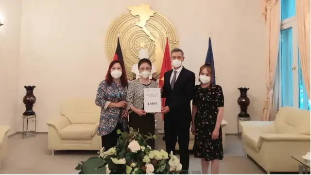 Nhiều nhóm người Việt ủng hộ tiền và chụp ảnh kỷ niệm với Đại sứ Việt Nam tại Đức ông Nguyễn Minh Vũ