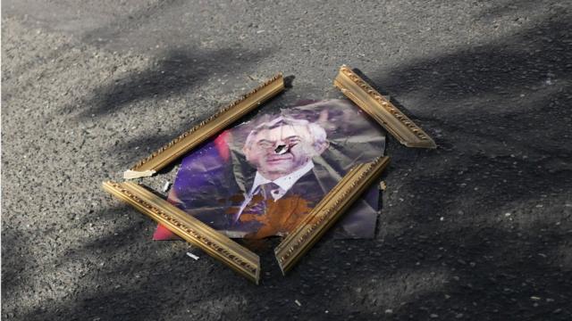 Разбитый портрет президента Армении Сержа Саргсяна