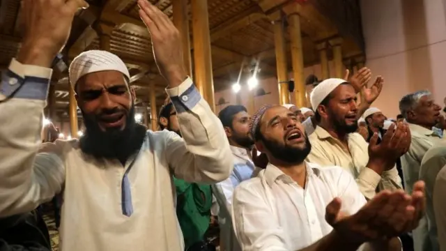 मस्जिद के भीतर प्रार्थना करते लोग