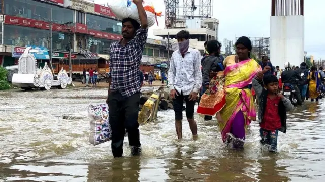 హైదరాబాద్‌లో సురక్షిత ప్రాంతాలకు తరలుతున్న ప్రజలు