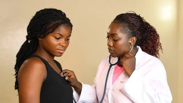 Dọkịta na-enyocha nwa agbọghọ ahụ