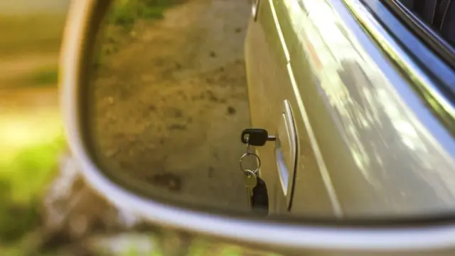 Llaves olvidadas en la puerta del carro. Denis Torkhov / Getty Images