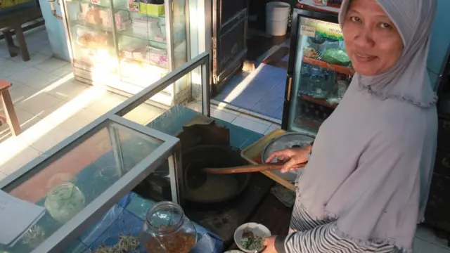 Elis Yudiani, penjual soto kerbau.