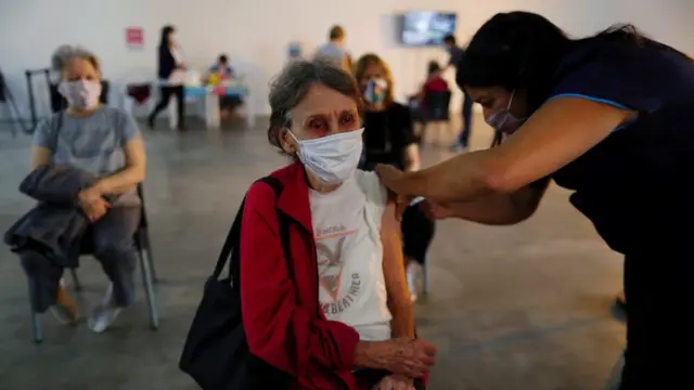Une femme reçoit une dose du vaccin Sputnik V (Gam-COVID-Vac) contre la maladie du coronavirus (COVID-19) au parc Tecnopolis, à Buenos Aires, en Argentine, le 15 avril 2021