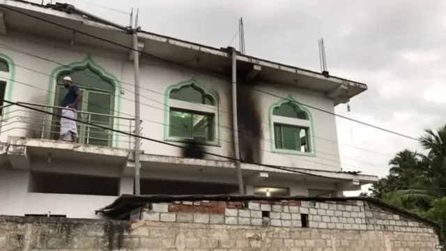 කුරුණෑගල මාවලපිටියේ ජුම්මා මුස්ලිම් පල්ලියට එල්ල වූ පෙට්‍රෝල් බෝම්බ ප්‍රහාරය