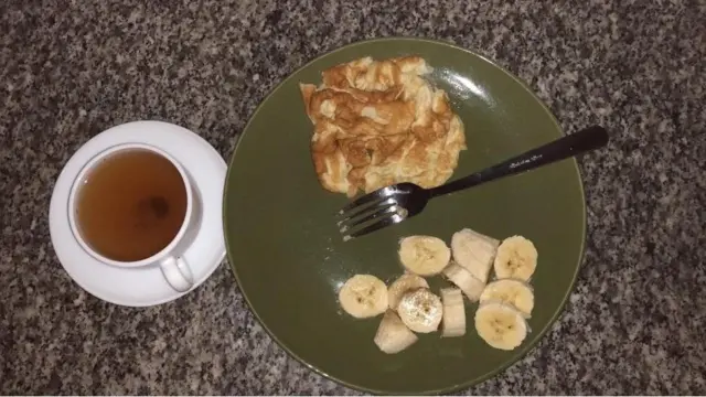 Mayai ya kukaanga ndizi mbivu na chai ya rangi