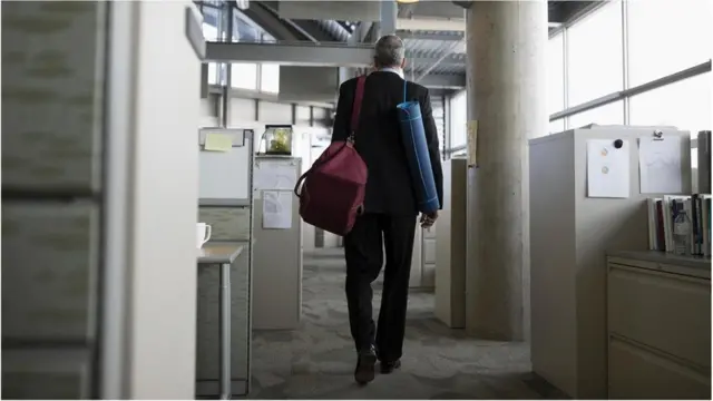 ఉద్యోగం ఊడిపోవాలా