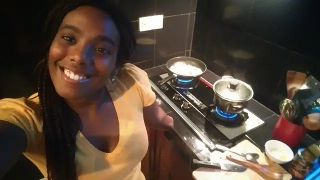 አክሊል ምግብ እየሠራች