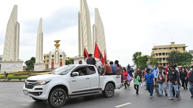 มวลชนบางส่วนที่เข้ามาปักหลักรอที่อนุสาวรีย์ประชาธิปไตยทยอยเดินทางออกจากพื้นที่ไปยังแยกปทุมวัน