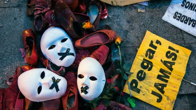 Máscaras con cartel "Pegar jamás"