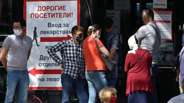 Очередь на входе в аптеку в Алматы 8 июля 2020 года